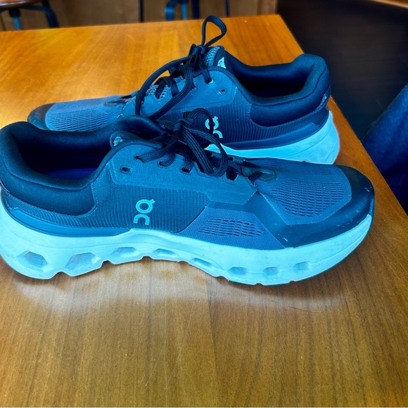 OnCloud Women’s Cloudrunner 2- size 9 Wide.  Like new! - Picture 4 of 7